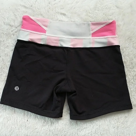 Lululemon Black 🩷 🤍Reversible Short SIZE 4 - Picture 3 of 6